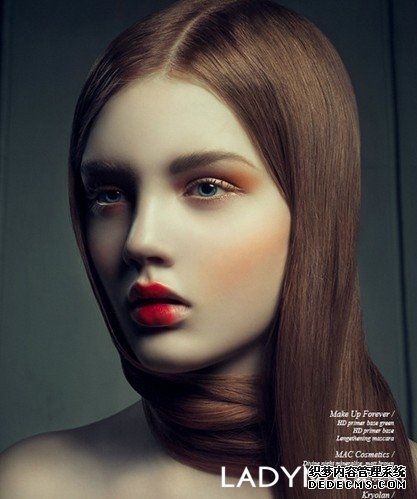 �Ժ�ɫΪ����ġ�Little Red����ױʱ�д�Ƭ